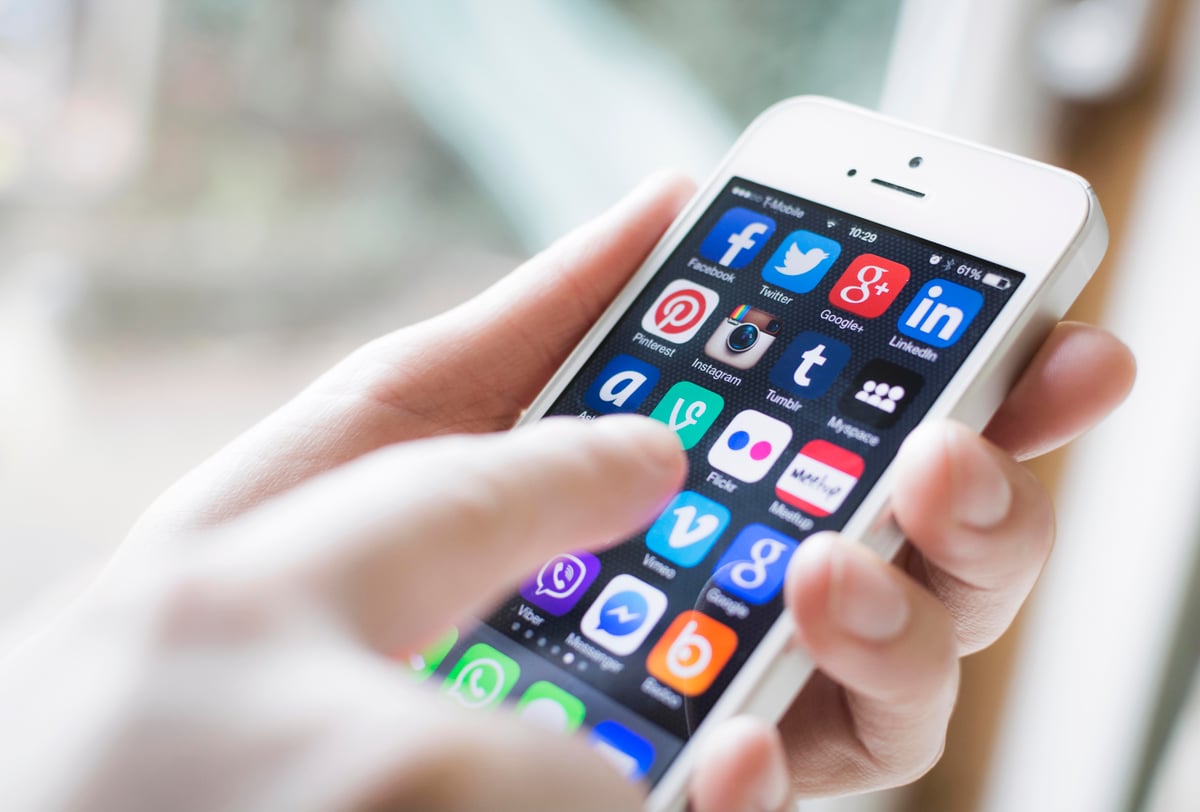 SocialMediaAppsOnPhone